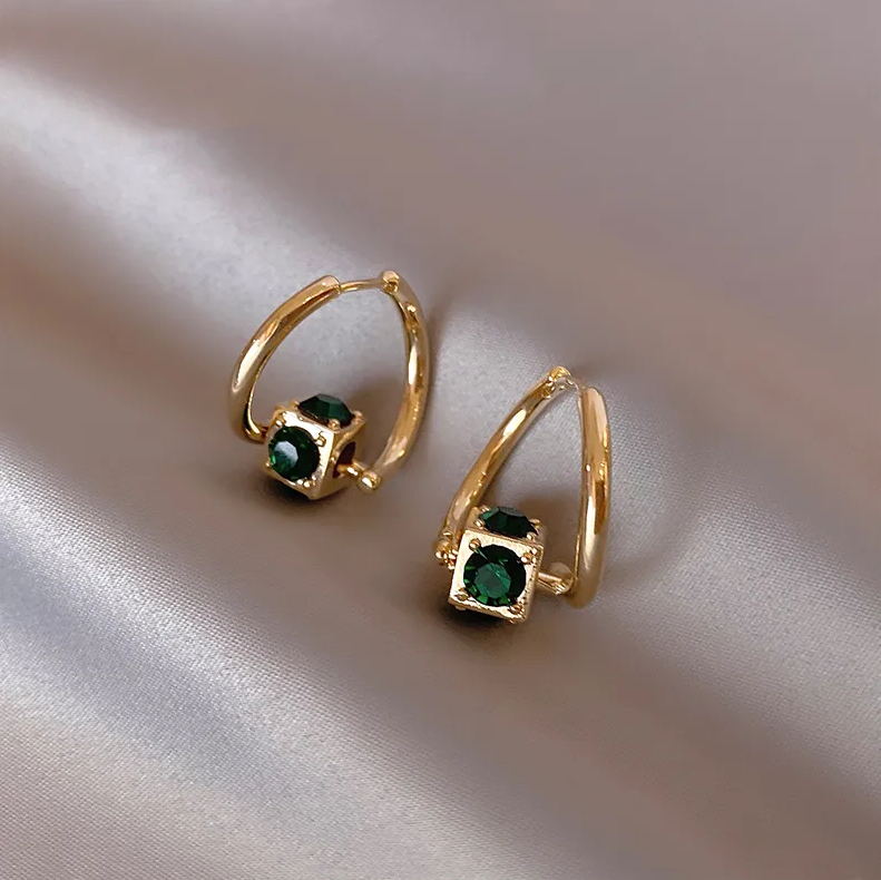 Elegant green earrings in gold